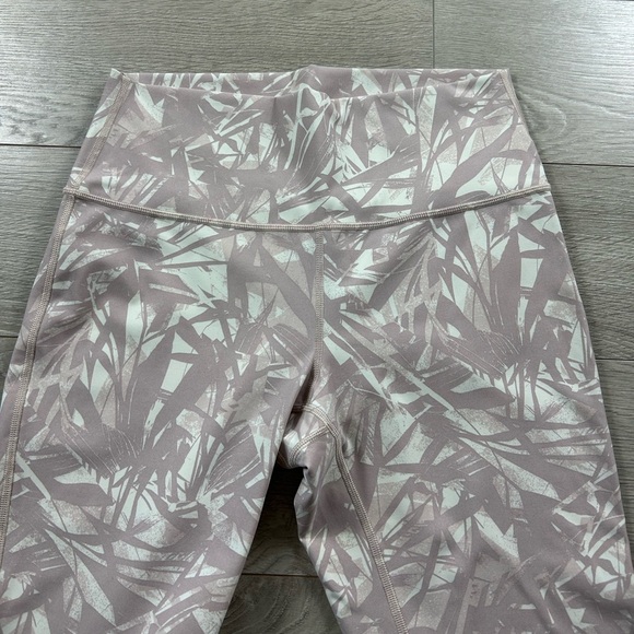 Lululemon Wunder Under Crop (High-Rise) *Full-On Luxtreme 21" Shadow Leaf Light - Picture 8 of 16